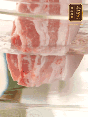 大塊豬五花冷水下鍋，蔥、姜、花雕酒焯水