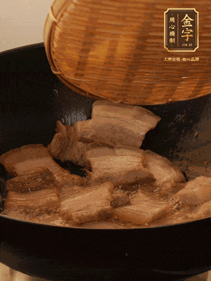 鍋中少油，翻炒五花肉