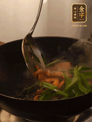 黃豆醬、鹽、糖調(diào)味，淋一圈花雕酒，蒜白先下，蒜葉后下