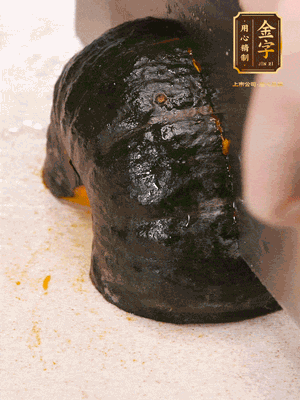 貝貝南瓜去皮，切成小塊。姜切絲