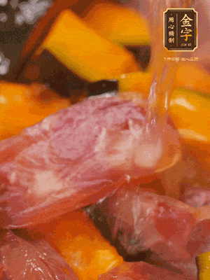 下香腸，倒沒(méi)過(guò)南瓜的水，加1/2勺鹽、1/2勺白糖、1勺蠔油燜8分鐘