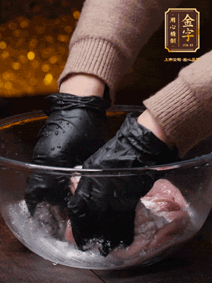 豬肚放入面粉、鹽、白酒，反復(fù)揉搓（重復(fù)3遍），洗掉表面的黏液。再把豬肚翻過來，剪去油脂，一樣反復(fù)揉搓干凈