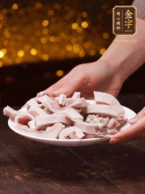 豬肚冷水下鍋，姜蔥料酒去腥，水開煮5分鐘，撈出，切小塊。