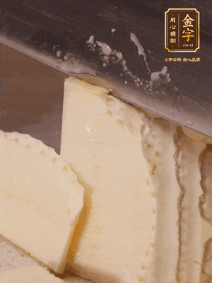 冬筍去殼切片，水開后煮2分鐘焯水
