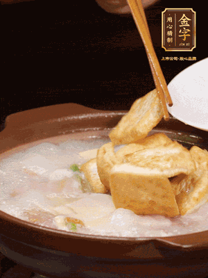 倒入開水大火煮開，轉(zhuǎn)中小火放咸肉，放一點(diǎn)點(diǎn)糖、味精慢燉10分鐘
