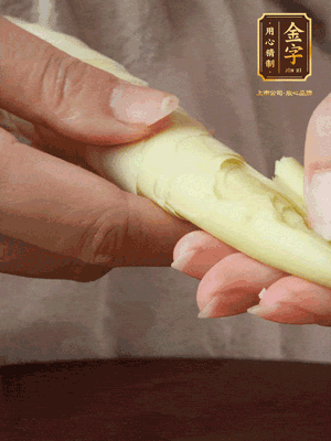 春筍沿著外皮豎著淺劃一刀，剝下外殼，切掉尾部的老根，切滾刀塊。（這個時候的春筍最為鮮嫩脆爽，不需要焯水去除澀味）