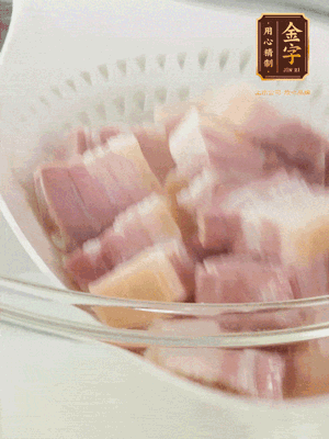 金字淡咸肉、排骨分別加料酒、蔥、姜冷水下鍋焯水，水開撇去浮沫撈出。