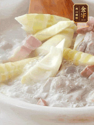 開蓋后放春筍，小火慢篤20分鐘左右，出鍋后盛出。