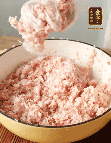 肉丁、咸肉丁、一丟丟鹽、料酒拌勻，反復(fù)摔打上勁。接著加入1兩蔥姜水，反復(fù)拌勻摔打上勁。前后共加3遍。3遍后筍丁，接著反復(fù)摔打上勁。最后加入1個蛋清、3茶匙生粉拌勻摔打上勁