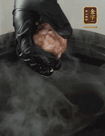 獅子頭摔打至圓潤牢固，等水煮開后，放獅子頭