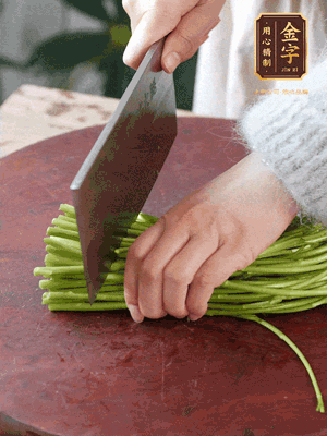 正嫩的藜蒿，掐頭去除根部，切小段