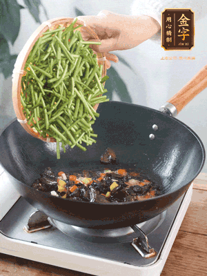 熱油煸香蒜末、姜粒、小米辣，再下臘肉煸炒出香味