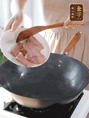 豬油熱鍋，下咸肉煸香，再下蔥姜提鮮