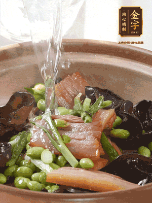 轉(zhuǎn)入砂鍋，加入開水、百葉結(jié)燉煮10分鐘