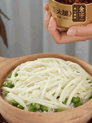 到水微干，放上豌豆、茭白絲。
