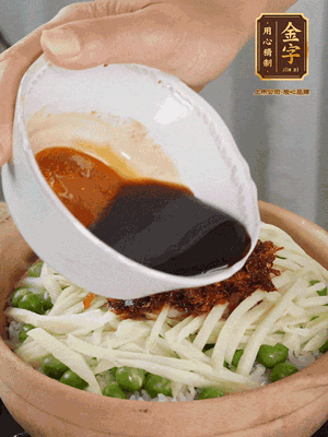 繼續(xù)小火燜3分鐘，淋上XO醬攪拌均勻。
