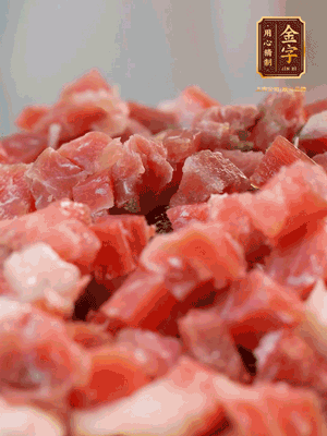 做月餅餡 火腿切成小丁，溫水浸泡5分鐘，上鍋蒸熟15-20分鐘，再將火腿丁、白砂糖、蜂蜜攪拌腌漬2小時(shí)
