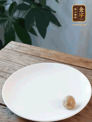 做水油皮、油酥 將油皮材料放入料盆中，加100ml水?dāng)嚢璩裳┗ㄆ瑺?。在案板上反?fù)揉搓成有一定筋度的光潔面團(tuán)，搓成14個(gè)團(tuán)子。
