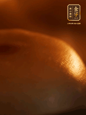 烤箱預(yù)熱至170℃，月餅放在中下層，烤18分鐘左右