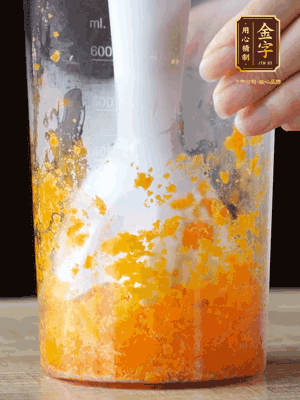 加玉米油、水怡、水揉搓成細(xì)膩的面團(tuán)。松弛半小時后，分成37g一個