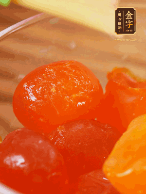 咸蛋黃噴白酒，170℃烤10分鐘。打碎過篩