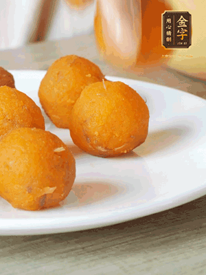 融化的黃油、芝士粉攪勻，加糖粉、蛋液、淡奶油、咸蛋黃攪勻，再加入玉米淀粉、奶粉拌勻，用不粘鍋炒至抱團(tuán)