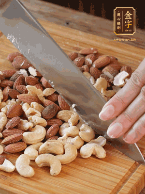 熟堅(jiān)果切成大顆粒，加入杏仁片、白芝麻、火腿絲、熟糯米粉、玫瑰花醬、花生油、水怡攪拌均勻，捏成52g一個(gè)的小球