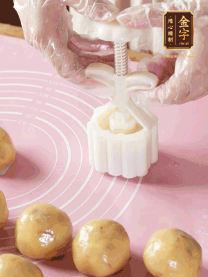 收緊虎口搓圓，裹上一層面粉，放入模具壓一壓