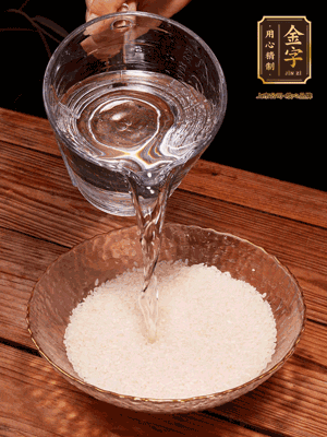 大米提前浸泡30分鐘。干香菇泡發(fā)切成條；蝦米提前浸泡2小時(shí)