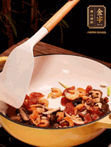 蔥白、干香菇、蝦米、香腸片略微翻炒才出香味，然后倒入料汁（生抽3勺、蠔油2勺、胡椒粉少許）、大米拌勻