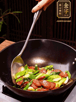 油熱下香腸炒至兩面微焦，下姜蒜、干辣椒、小米椒碎爆香