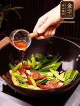 下蒜苗炒軟，沿鍋邊烹入一勺料酒，加醬油、蠔油、白糖調(diào)味炒勻