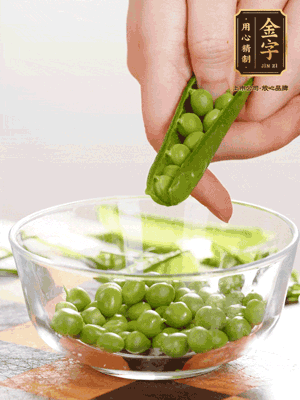 處理食材，藕切片，豌豆剝殼，菱角剝殼， 依次焯水