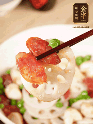 加入菱角、藕片繼續(xù)翻炒