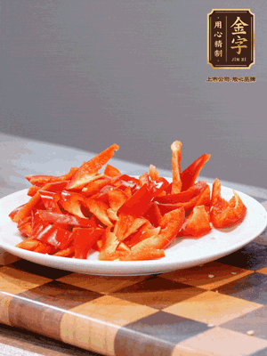 藕帶洗凈，斜切成小段備用、姜切絲、蒜切片、辣椒斜切，再切少許蒜