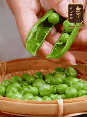 甜豆去殼，剝出甜豆米。百合小心剝成片。