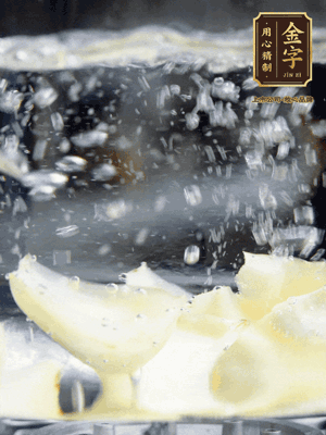 燒開一鍋水，甜豆米、百合燙10秒