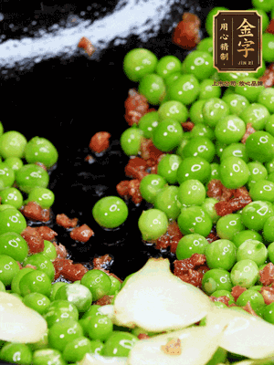 鍋內(nèi)少許油，下火腿煸香，再下甜豆米、百合翻炒，少許鹽、一點(diǎn)水煮到收干