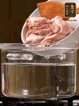 麻鴨切塊，冷水下鍋，加蔥姜、料酒焯水。撈出溫水洗凈