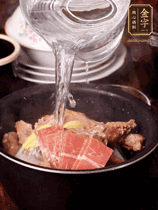 所有食材放入電飯鍋，加2勺料酒，足量的開水，按煲湯鍵煮湯