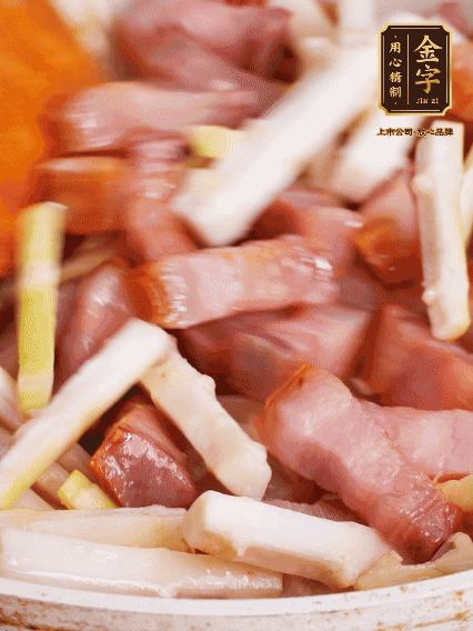 少許油煸香咸肉，下春筍翻炒均勻