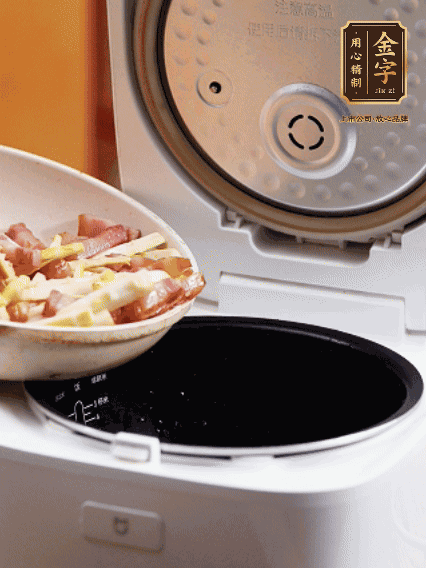 和洗凈的大米一起倒入電飯煲，攪拌均勻。水剛好沒過大米