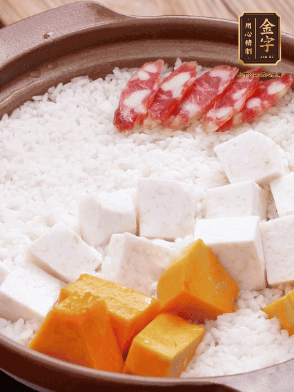 砂鍋涂油，放入泡好的大米。鋪上芋頭、南瓜，倒入開水剛好沒過，中火煮到水收干