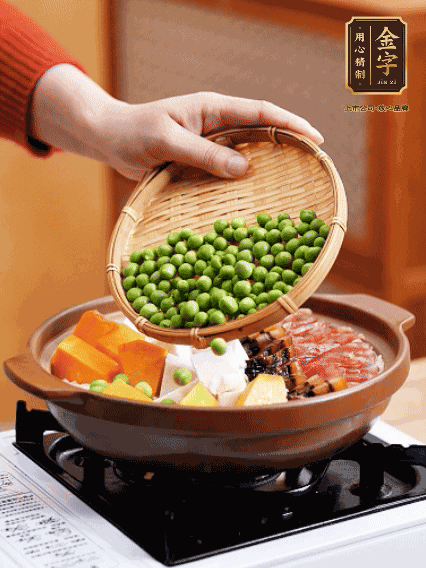 再鋪上臘腸、醬油肉、豌豆，小火煲6分鐘