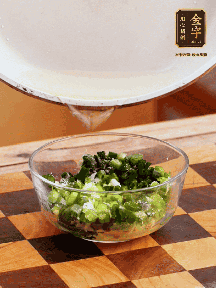 姜末、蔥末加鹽，潑熱油做成蔥姜醬