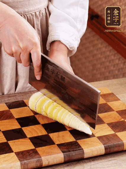 春筍切片，焯水1分鐘