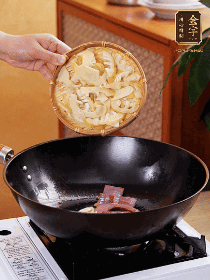 油熱，下蒜末、火腿煸炒出香味，再下筍片微微翻炒