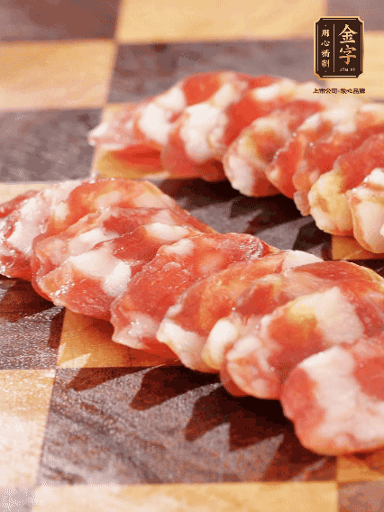 金字香腸切片，蘆筍去皮切丁