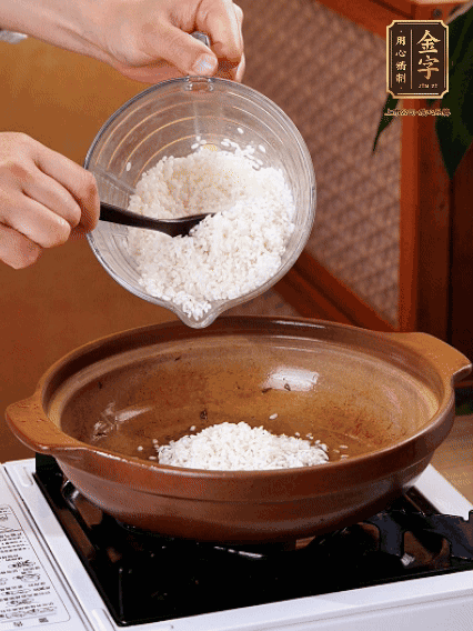 砂鍋中倒入煎羊肚菌的油，涂勻。加入提前浸泡過1小時(shí)的生米，再加入和生米齊平的水,,蓋蓋子，大火煮沸后轉(zhuǎn)小火煮至水分微干