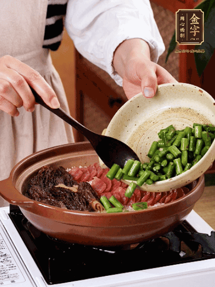 鋪上金字香腸、羊肚菌、蘆筍，蓋蓋子燜7分鐘